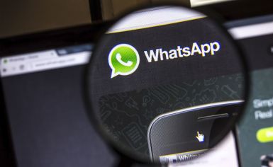 Immagine di una lente di ingrandimento che ingrandisce il logo Whatsapp