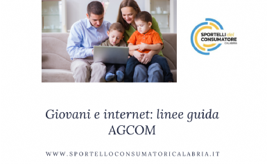 famiglia su internet con i bambini e portatile