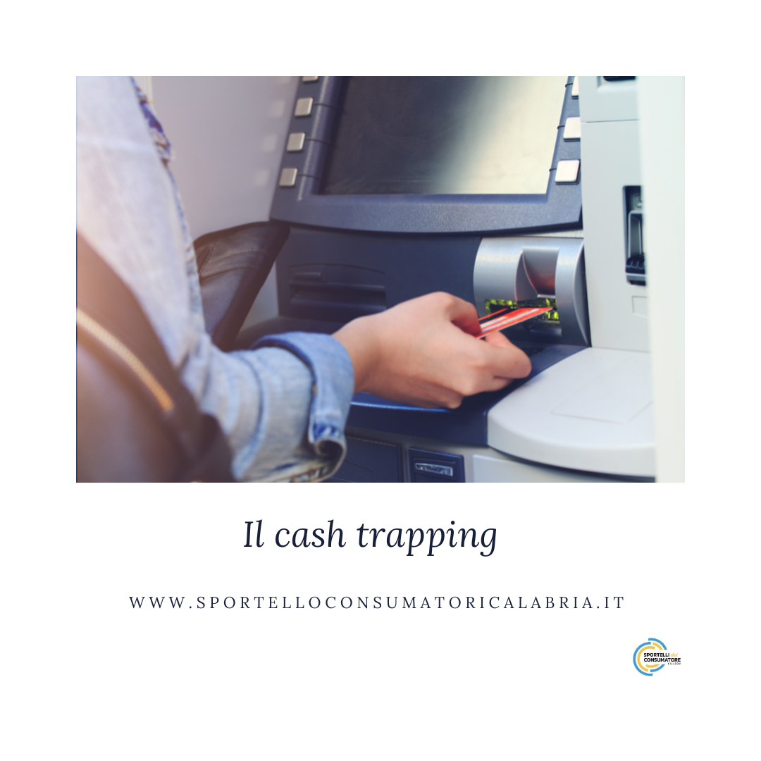 Uomo che ritira soldi al bancomat, attenzione al cash trapping