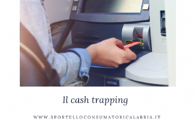 Uomo che ritira soldi al bancomat, attenzione al cash trapping