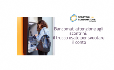 Donna che ritira i soldi al bancomat