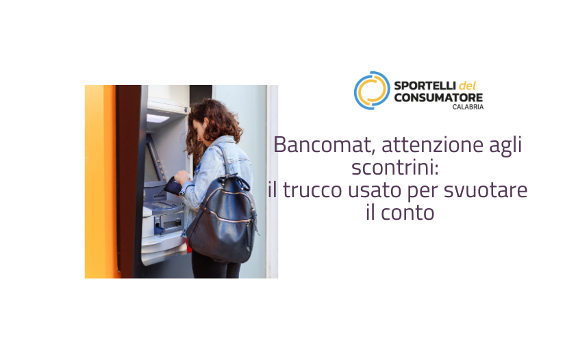 Donna che ritira i soldi al bancomat